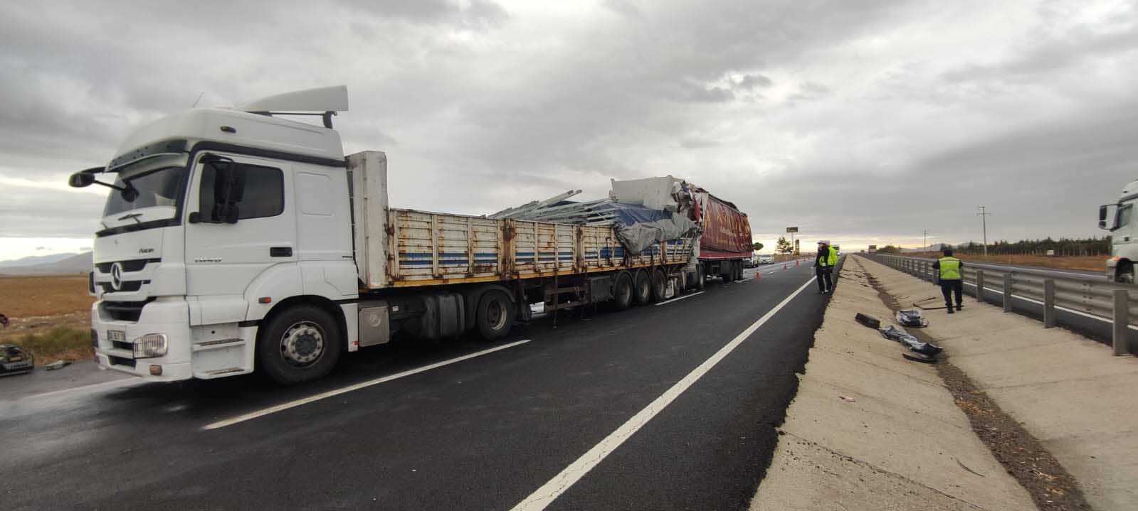 Konya'da 3 aracın karıştığı kazada 1 kişi öldü, 3 kişi yaralandı - Görsel 4