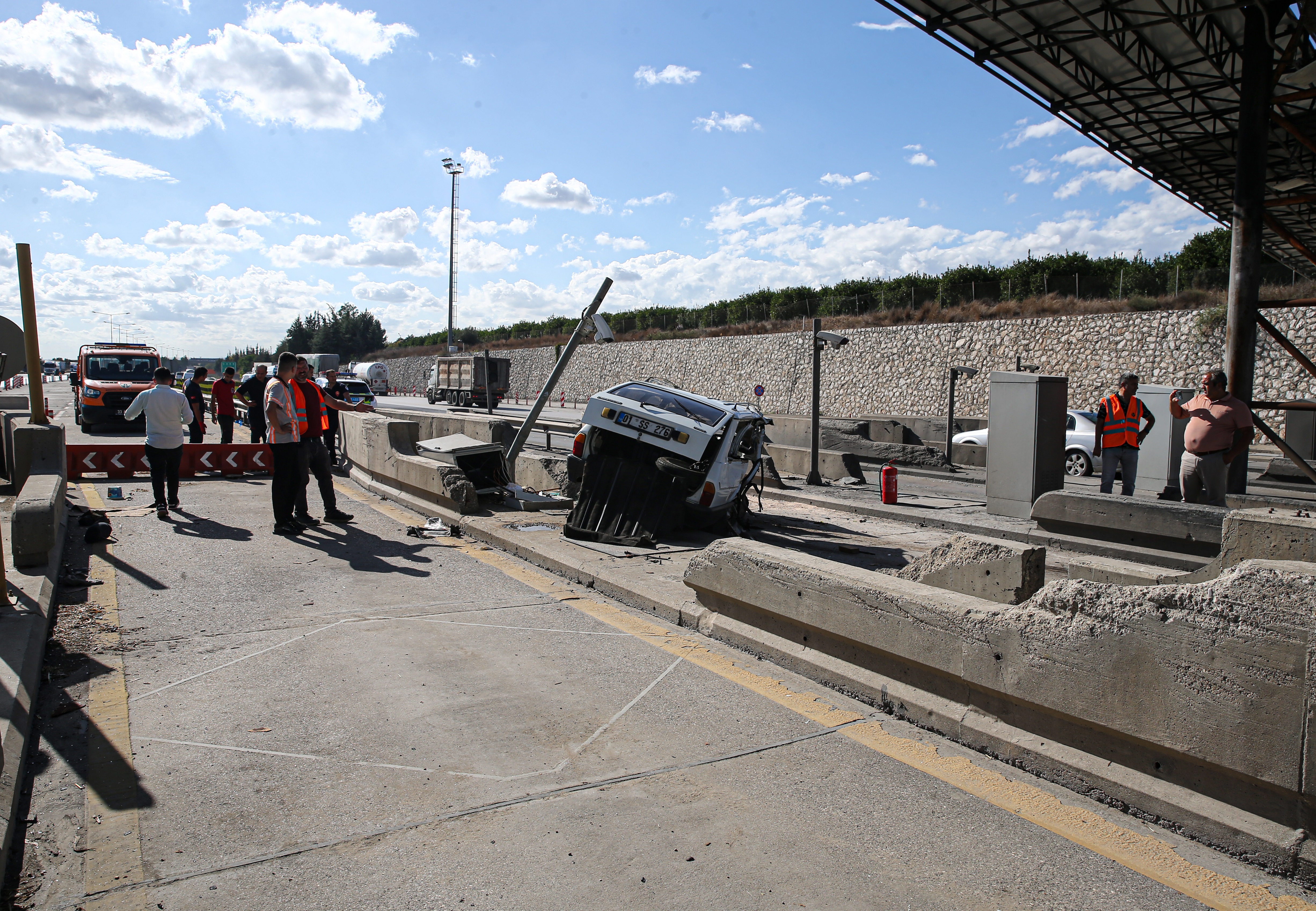 Otomobil, otoyol gişelerinde beton bariyerlere çarptı: 2 ölü  - Görsel 1