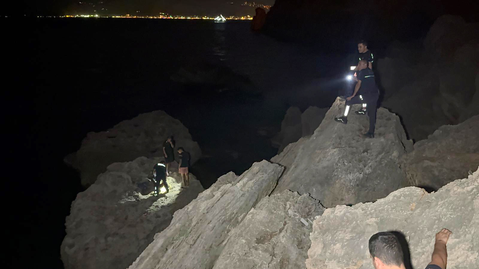 Antalyada Balık tutmak için çıktıkları kayalıkta mahsur kaldılar - Görsel 1