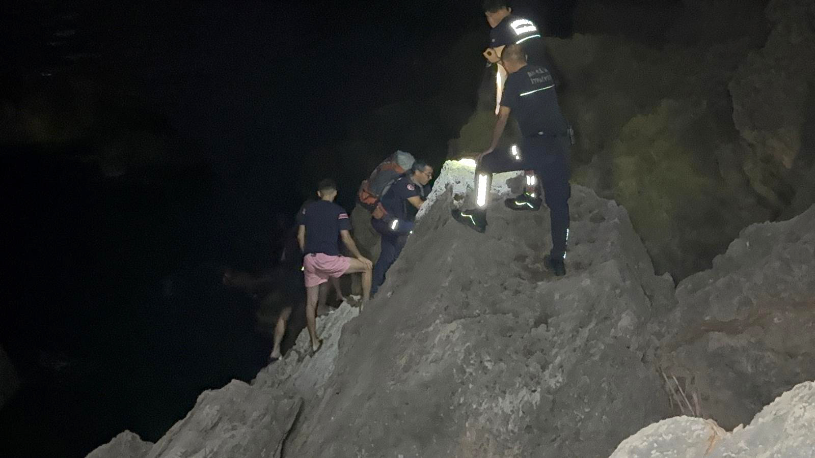 Antalyada Balık tutmak için çıktıkları kayalıkta mahsur kaldılar - Görsel 2