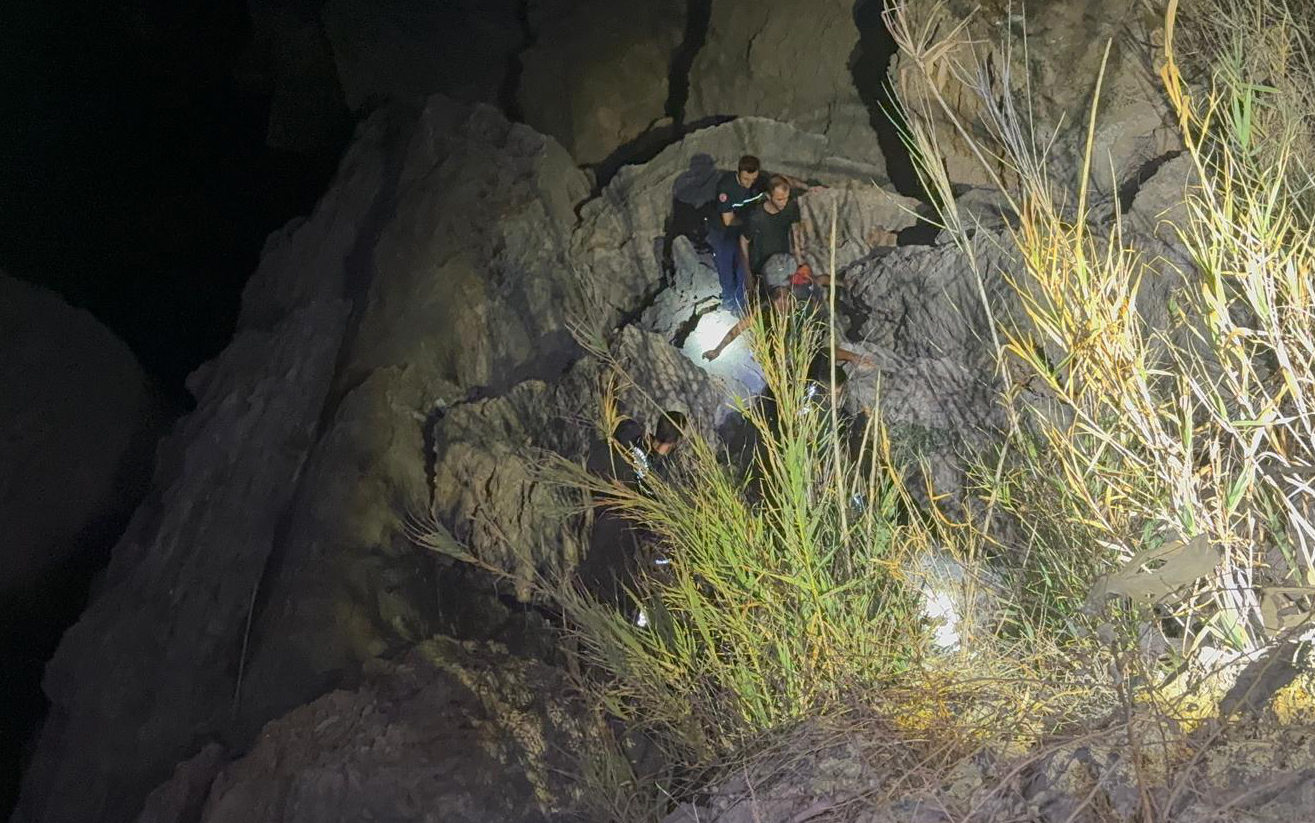 Antalyada Balık tutmak için çıktıkları kayalıkta mahsur kaldılar - Görsel 3