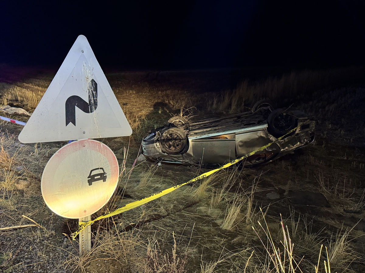 Nevşehir'de devrilen otomobildeki 2 kişi yaşamını yitirdi, sürücü ağır yaralandı - Görsel 1