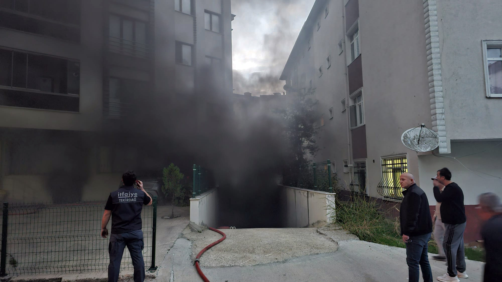 Tekirdağ - Apartman otoparkındaki otomobilde patlama sonrası yangın; mahsur kalan 9 kişi itfaiye merdiveniyle kurtarıldı - Görsel 1