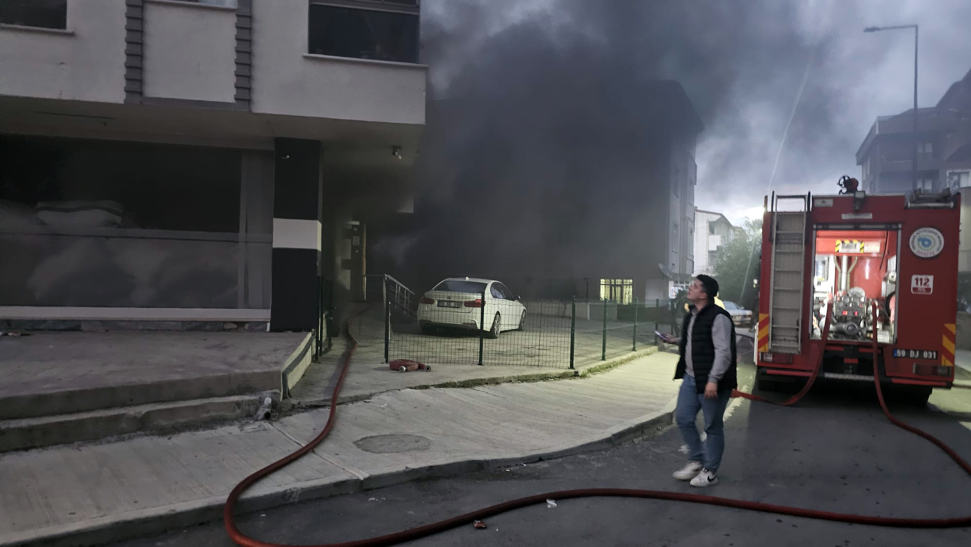 Tekirdağ - Apartman otoparkındaki otomobilde patlama sonrası yangın; mahsur kalan 9 kişi itfaiye merdiveniyle kurtarıldı - Görsel 3