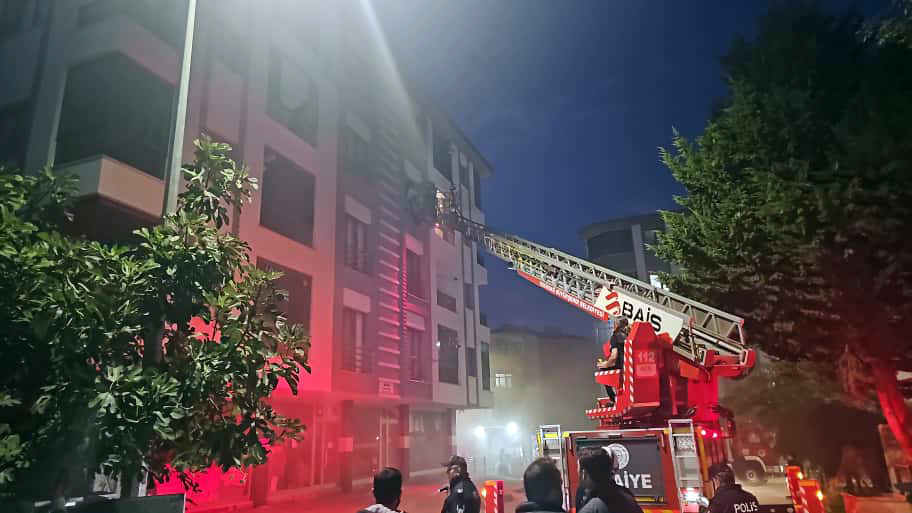 Tekirdağ - Apartman otoparkındaki otomobilde patlama sonrası yangın; mahsur kalan 9 kişi itfaiye merdiveniyle kurtarıldı - Görsel 4