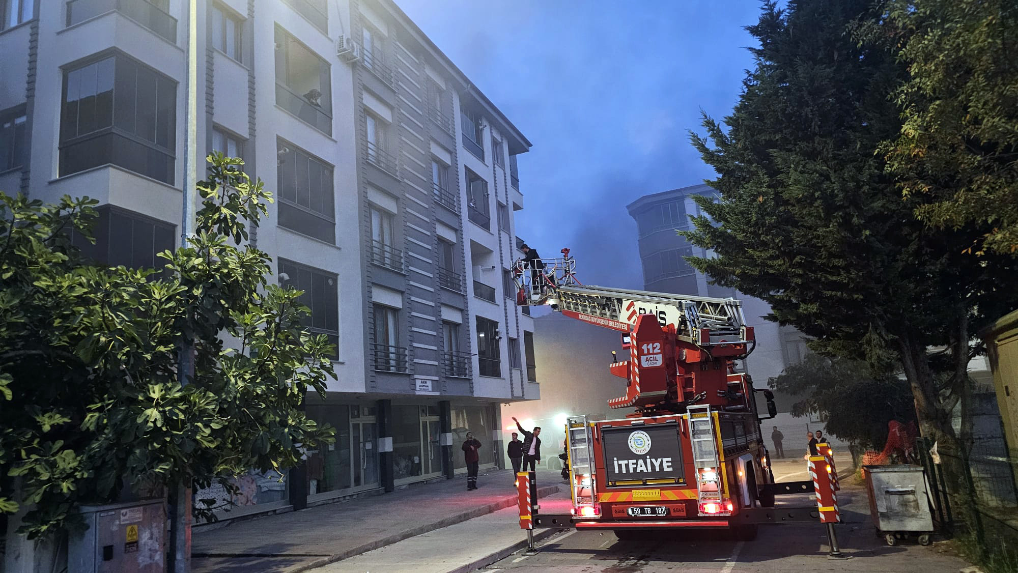 Tekirdağ - Apartman otoparkındaki otomobilde patlama sonrası yangın; mahsur kalan 9 kişi itfaiye merdiveniyle kurtarıldı - Görsel 5