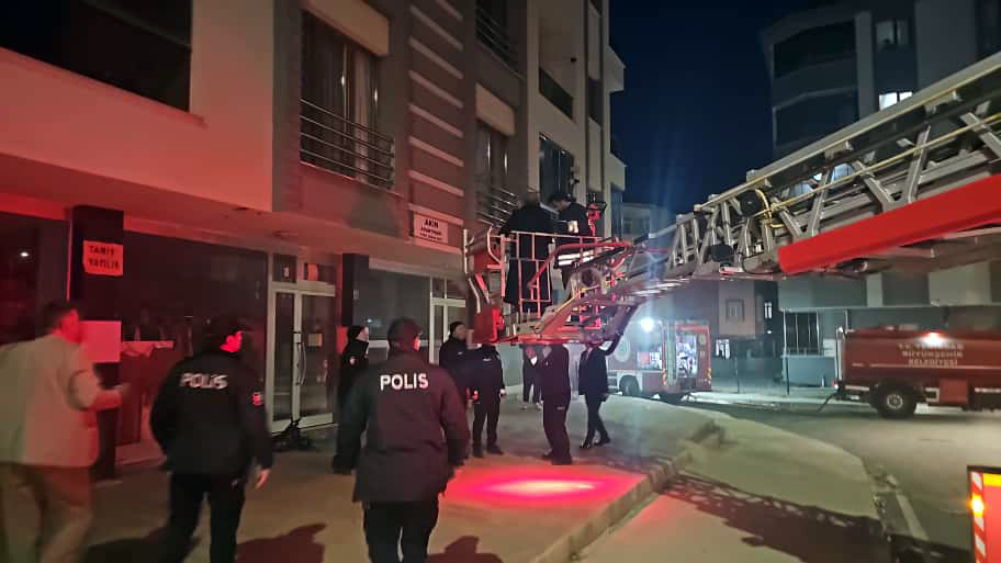 Tekirdağ - Apartman otoparkındaki otomobilde patlama sonrası yangın; mahsur kalan 9 kişi itfaiye merdiveniyle kurtarıldı - Görsel 6