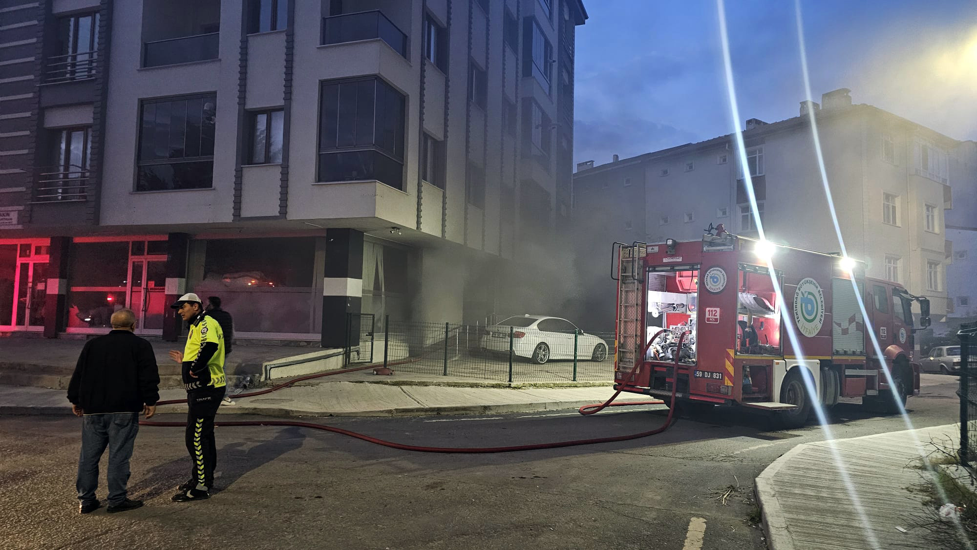 Tekirdağ - Apartman otoparkındaki otomobilde patlama sonrası yangın; mahsur kalan 9 kişi itfaiye merdiveniyle kurtarıldı - Görsel 7