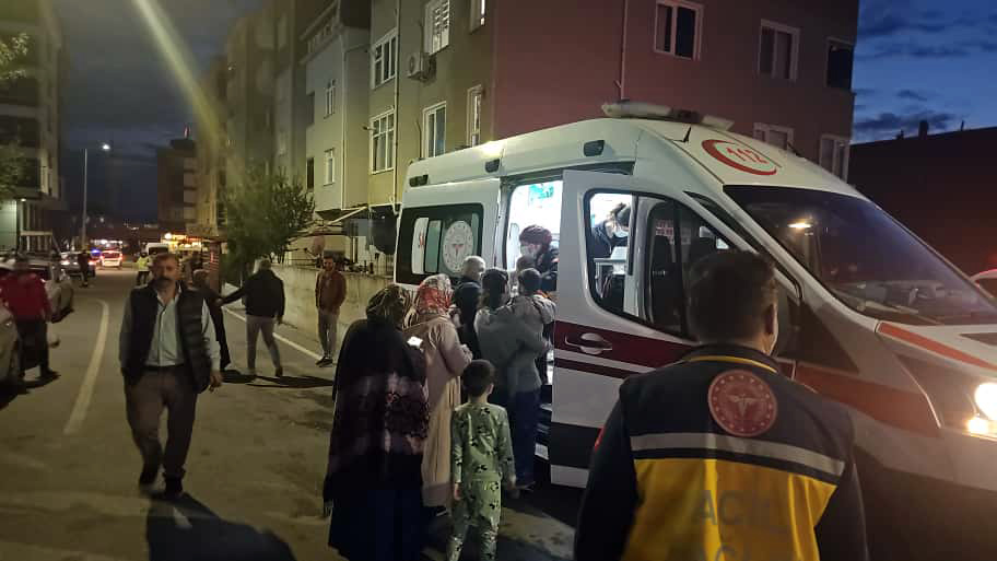 Tekirdağ - Apartman otoparkındaki otomobilde patlama sonrası yangın; mahsur kalan 9 kişi itfaiye merdiveniyle kurtarıldı - Görsel 8