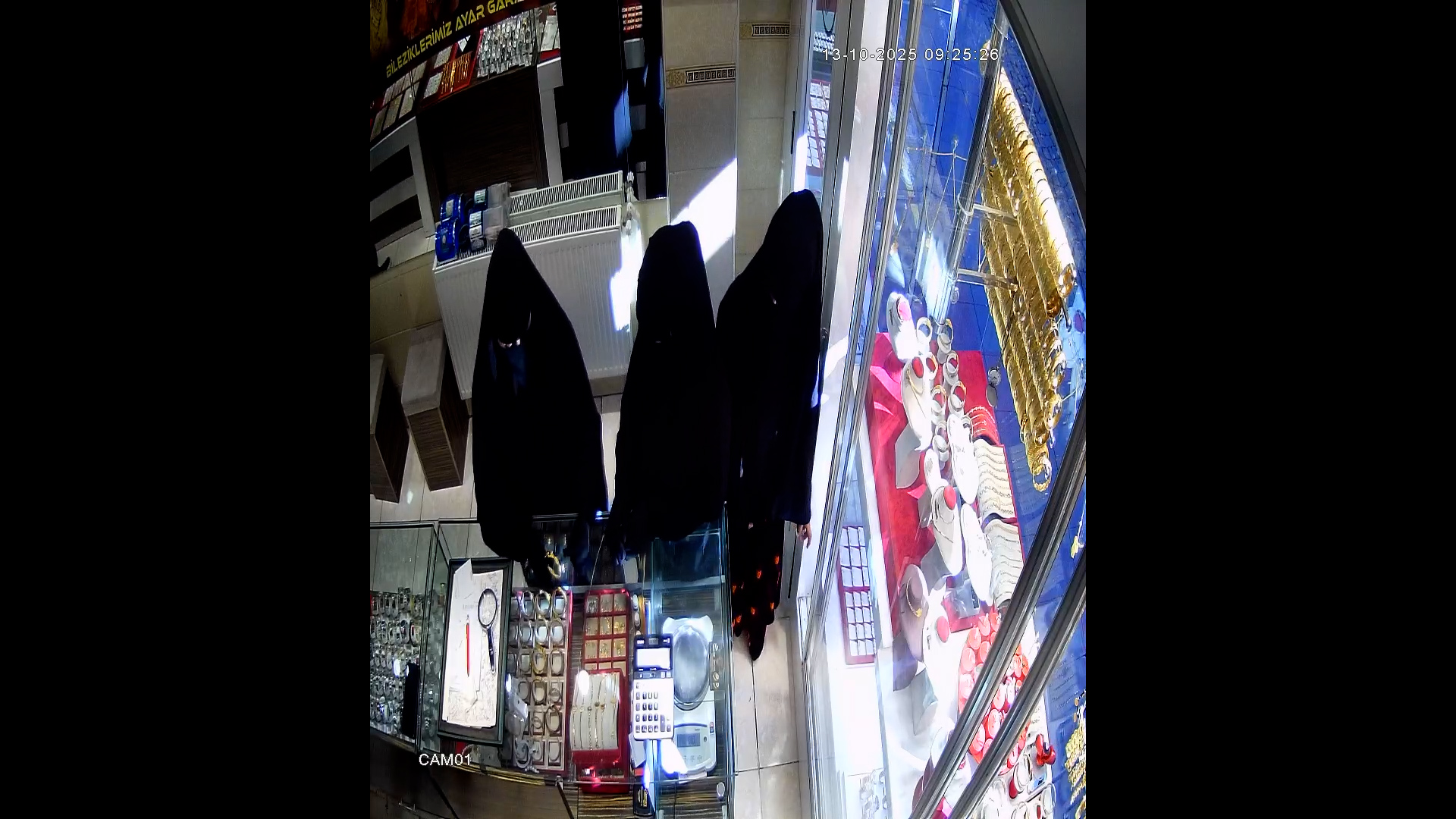 Konya - Çarşaflı 3 kadının, kuyumcudan 1 milyon 200 bin liralık soygunu kamerada - Görsel 2