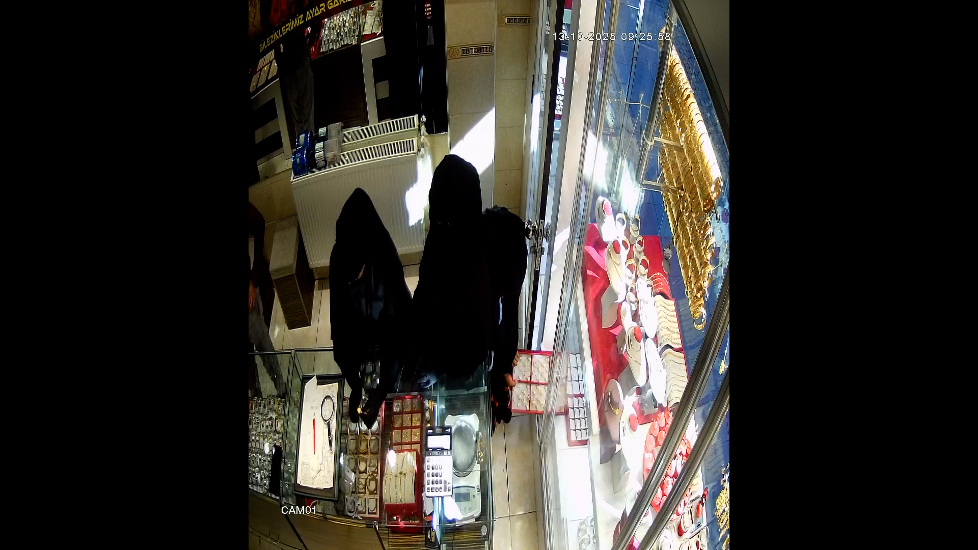 Konya - Çarşaflı 3 kadının, kuyumcudan 1 milyon 200 bin liralık soygunu kamerada - Görsel 3