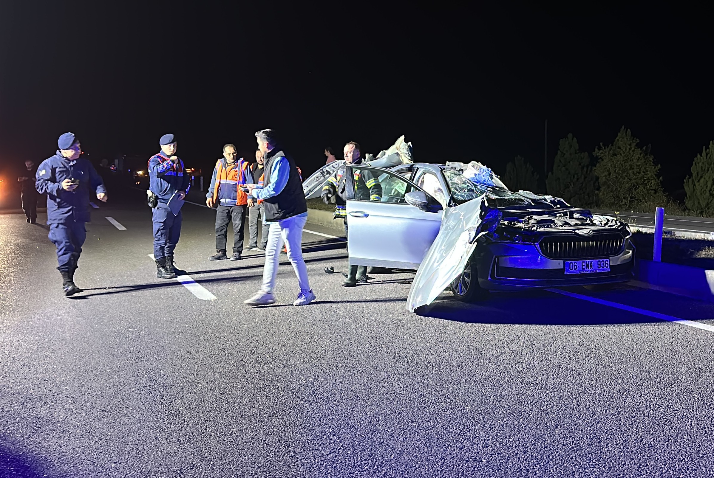 Kütahyada Otomobil, kavşakta bekleyen kamyona çarptı; 1 ölü, 1 yaralı - Görsel 1