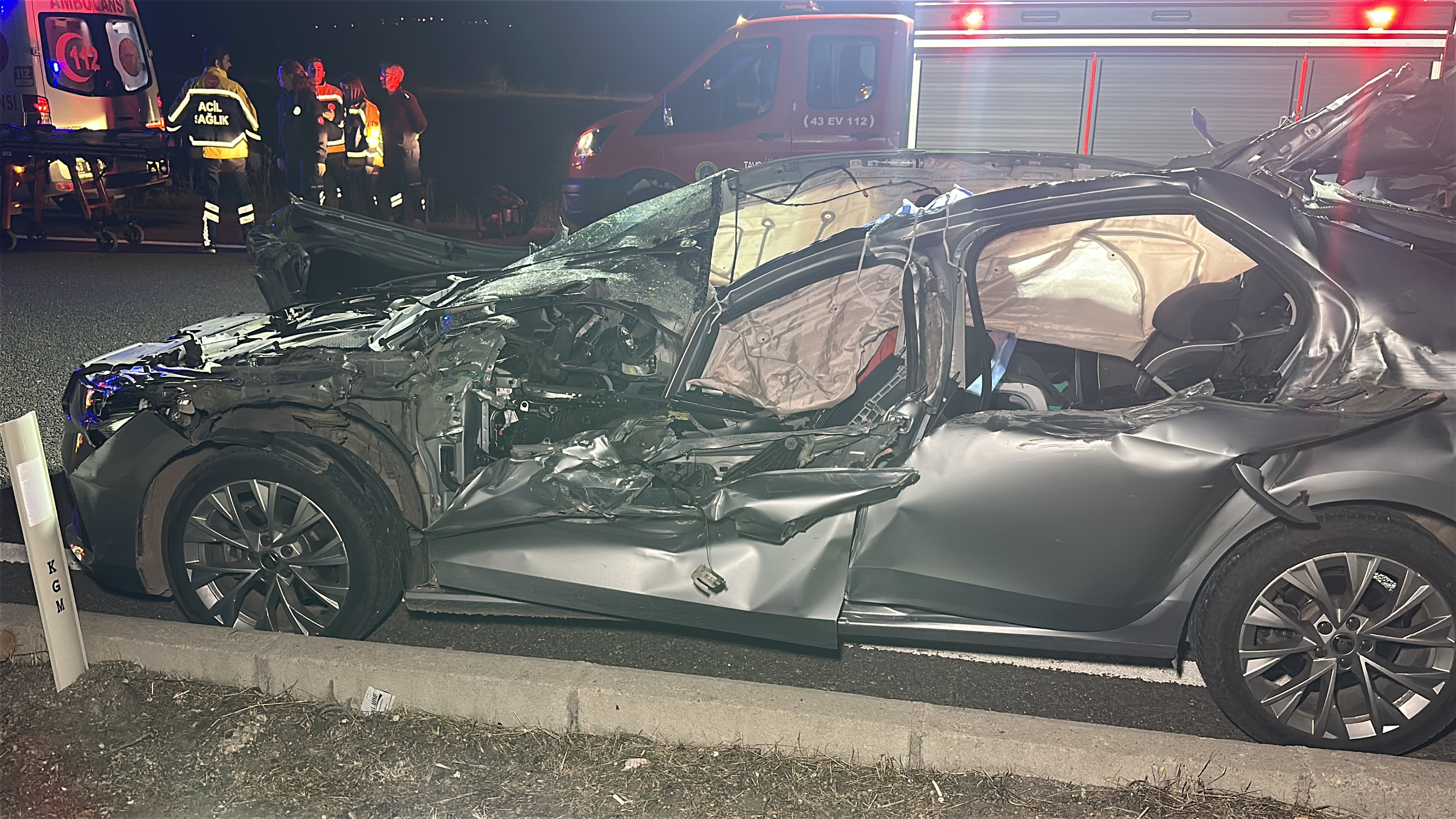 Kütahyada Otomobil, kavşakta bekleyen kamyona çarptı; 1 ölü, 1 yaralı - Görsel 2