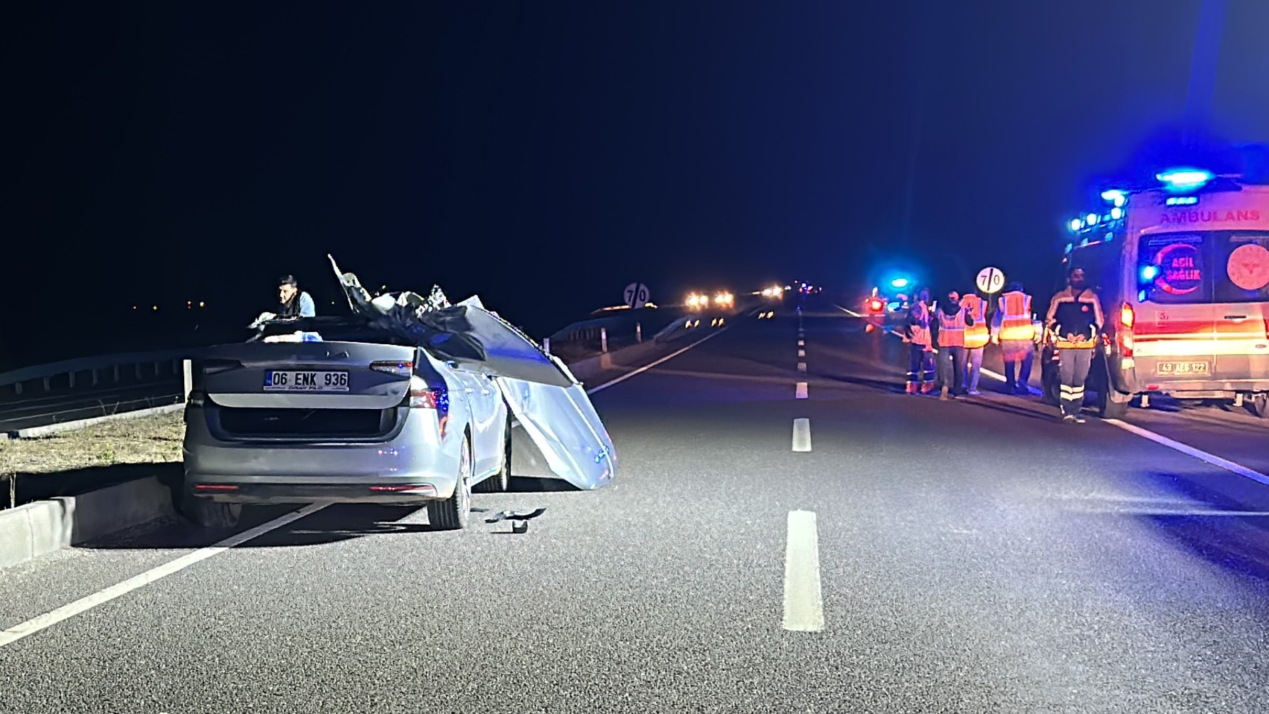 Kütahyada Otomobil, kavşakta bekleyen kamyona çarptı; 1 ölü, 1 yaralı - Görsel 4