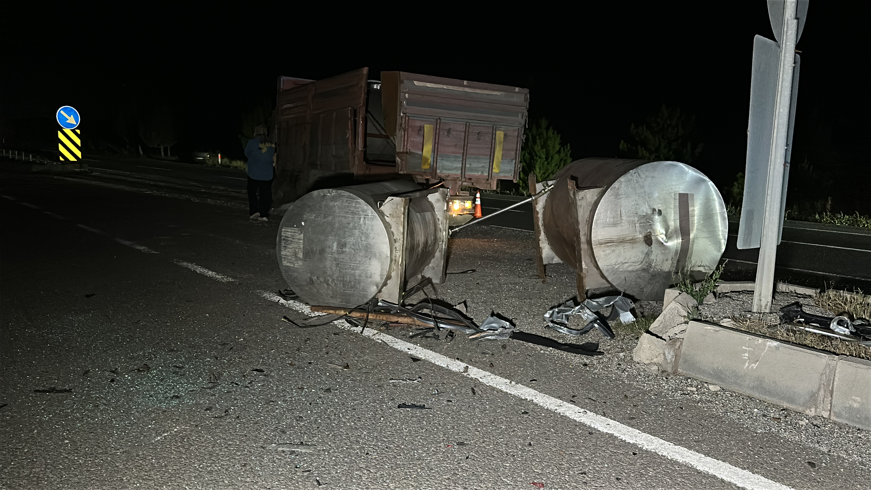 Kütahyada Otomobil, kavşakta bekleyen kamyona çarptı; 1 ölü, 1 yaralı - Görsel 6