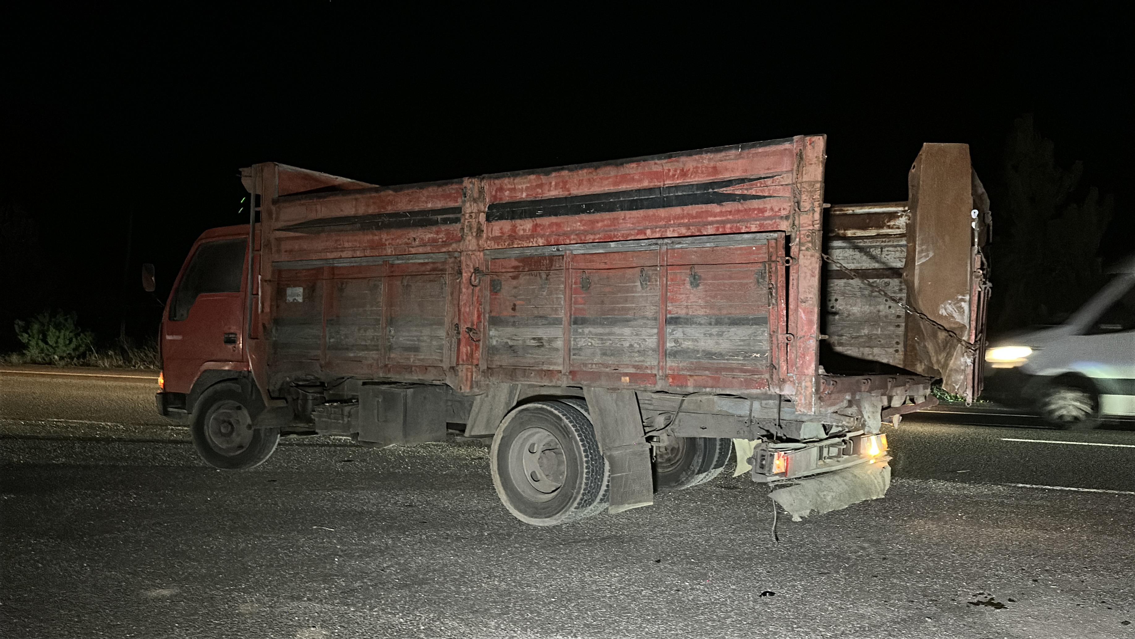 Kütahyada Otomobil, kavşakta bekleyen kamyona çarptı; 1 ölü, 1 yaralı - Görsel 7