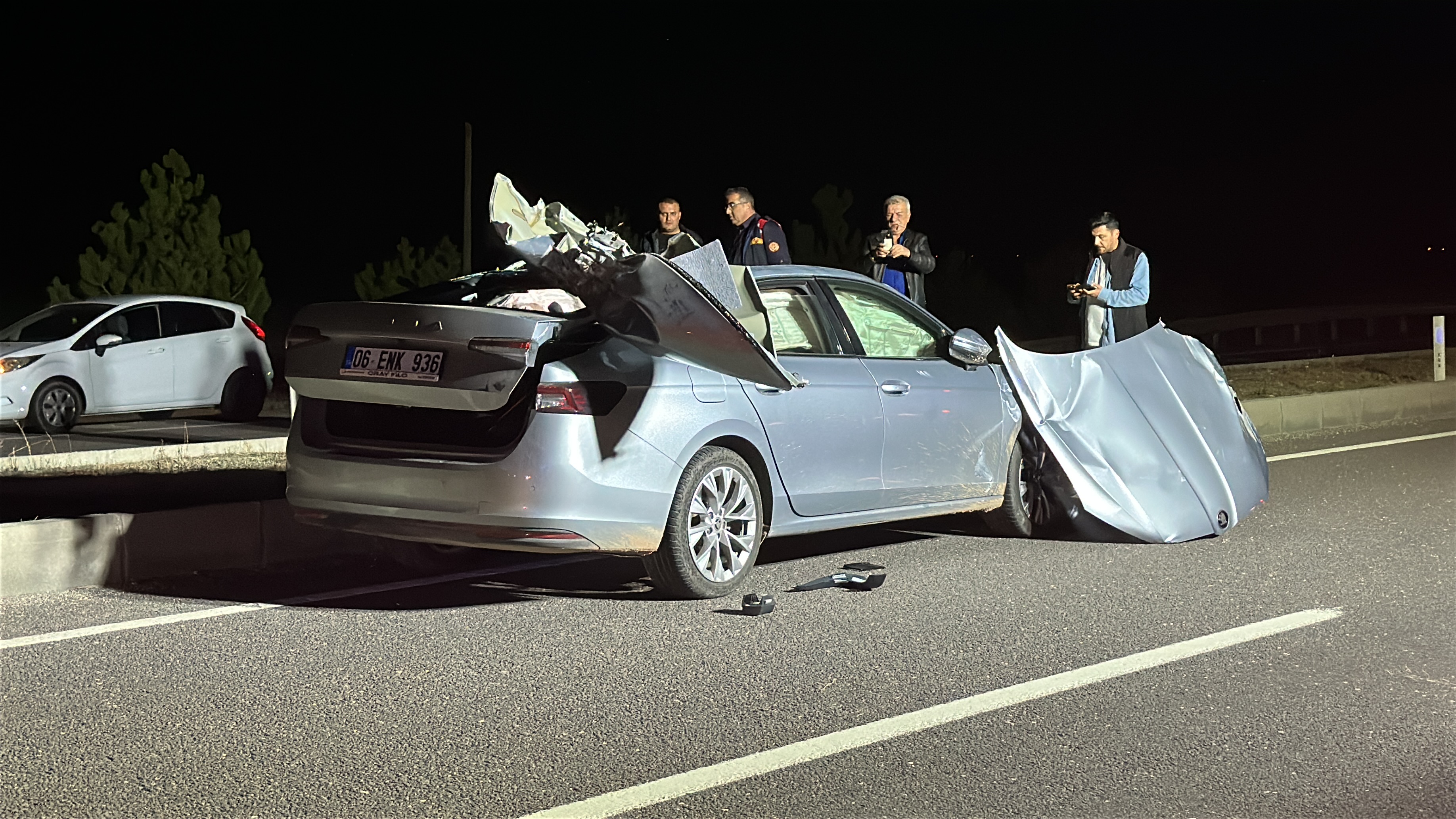 Kütahyada Otomobil, kavşakta bekleyen kamyona çarptı; 1 ölü, 1 yaralı - Görsel 8