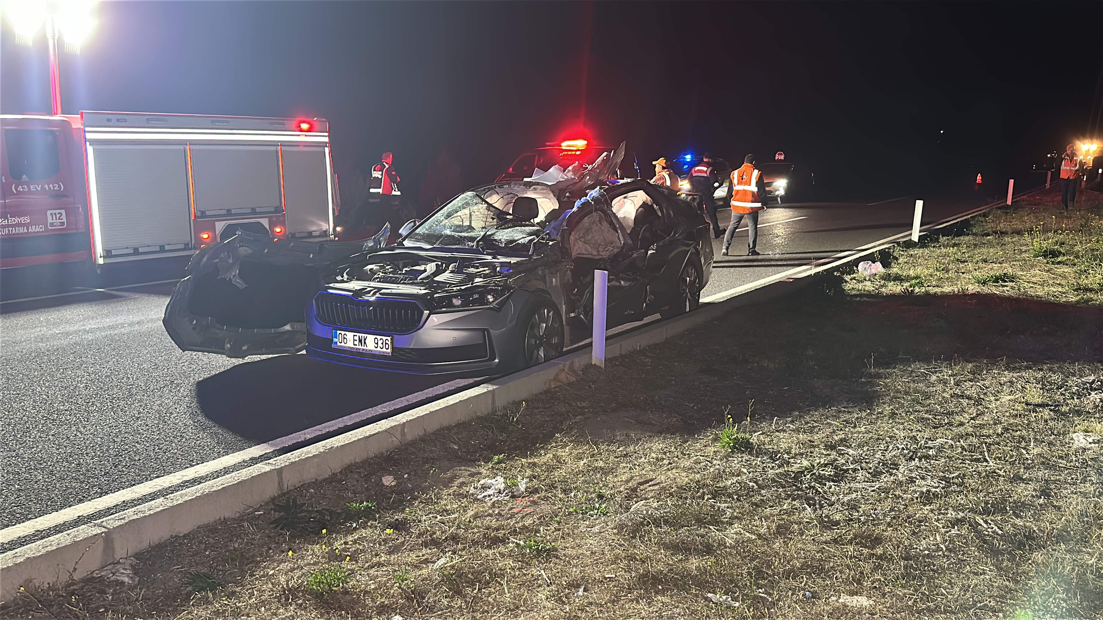 Kütahyada Otomobil, kavşakta bekleyen kamyona çarptı; 1 ölü, 1 yaralı - Görsel 10