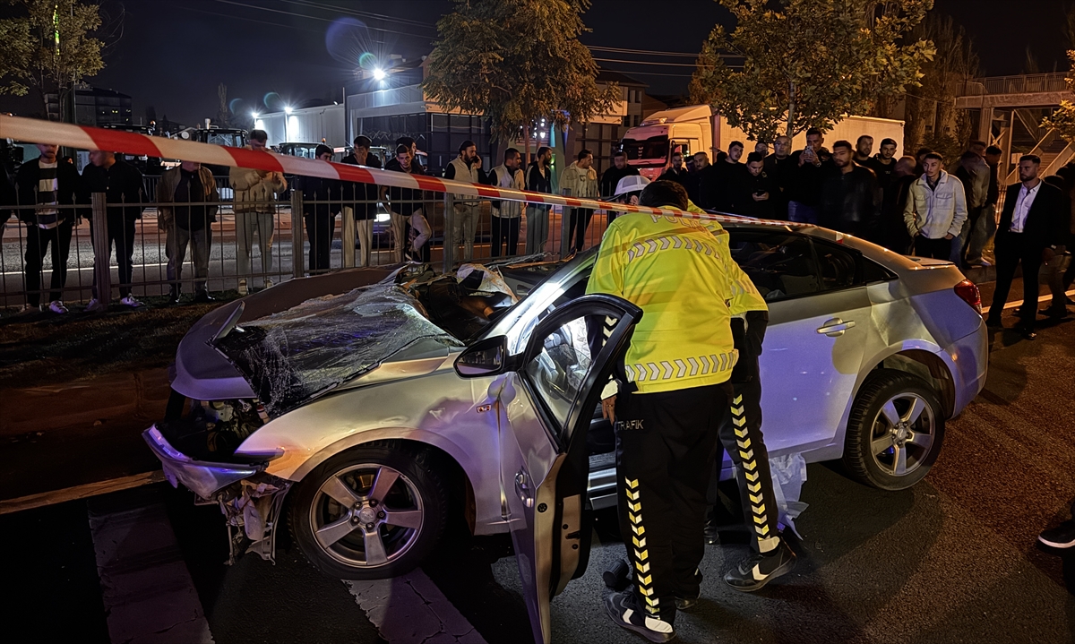 Aksaray'da tıra çarpan otomobildeki ağabey öldü, kardeşi ağır yaralandı - Görsel 1