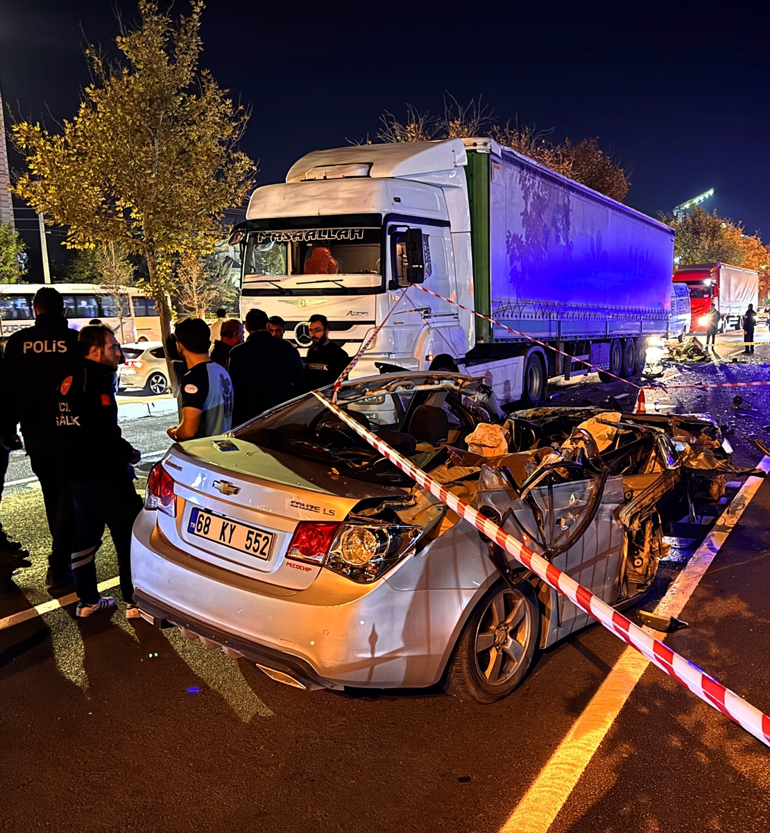 Aksaray'da tıra çarpan otomobildeki ağabey öldü, kardeşi ağır yaralandı - Görsel 2