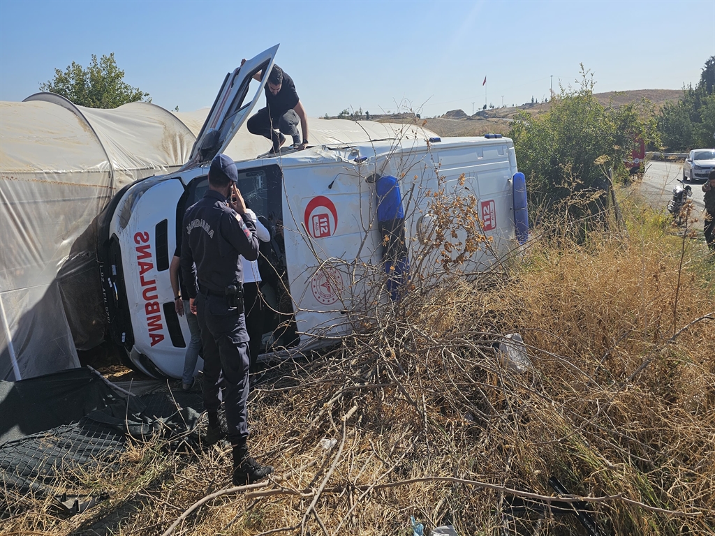 Adıyaman - Ambulansla otomobil çarpıştı: 3'ü sağlık görevlisi, 8 yaralı - Görsel 1