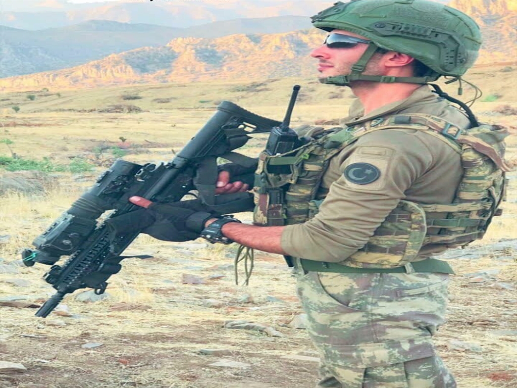 İzmirde Otomobil gasbetti, 2 kişiyi öldürüp, 2'si polis 7 kişiyi yaraladı; çatışmada etkisiz hale getirild - Görsel 2