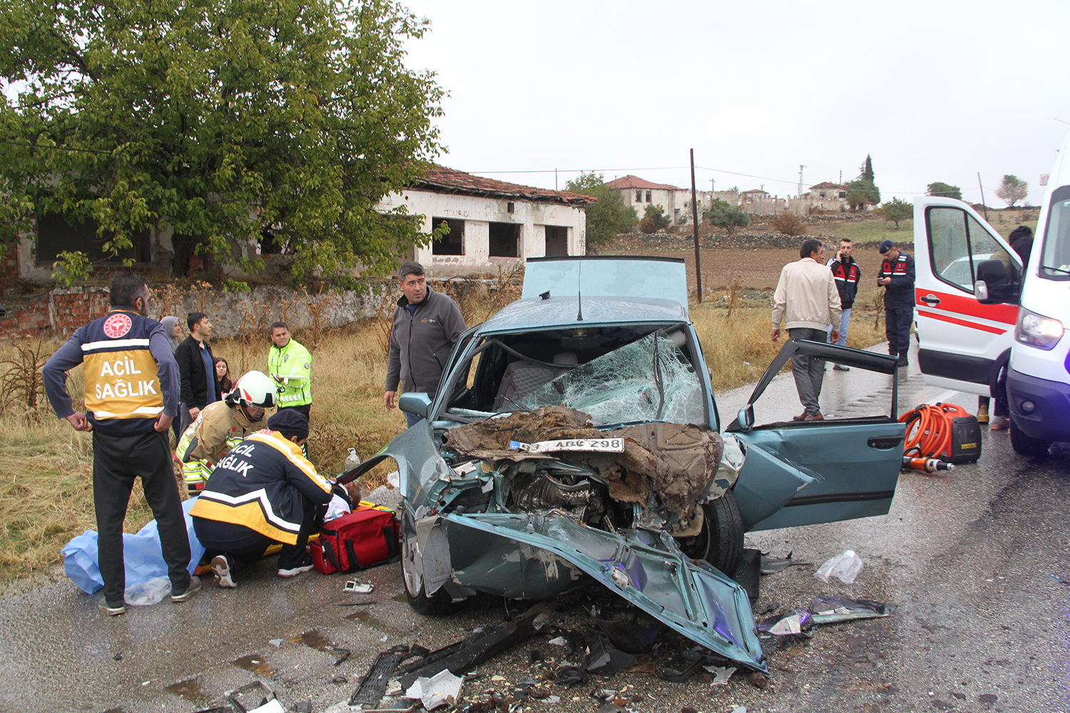 Manisa’da otomobil ile kamyonet çarpıştı; 1 bebek öldü, 5 yaralı - Görsel 1