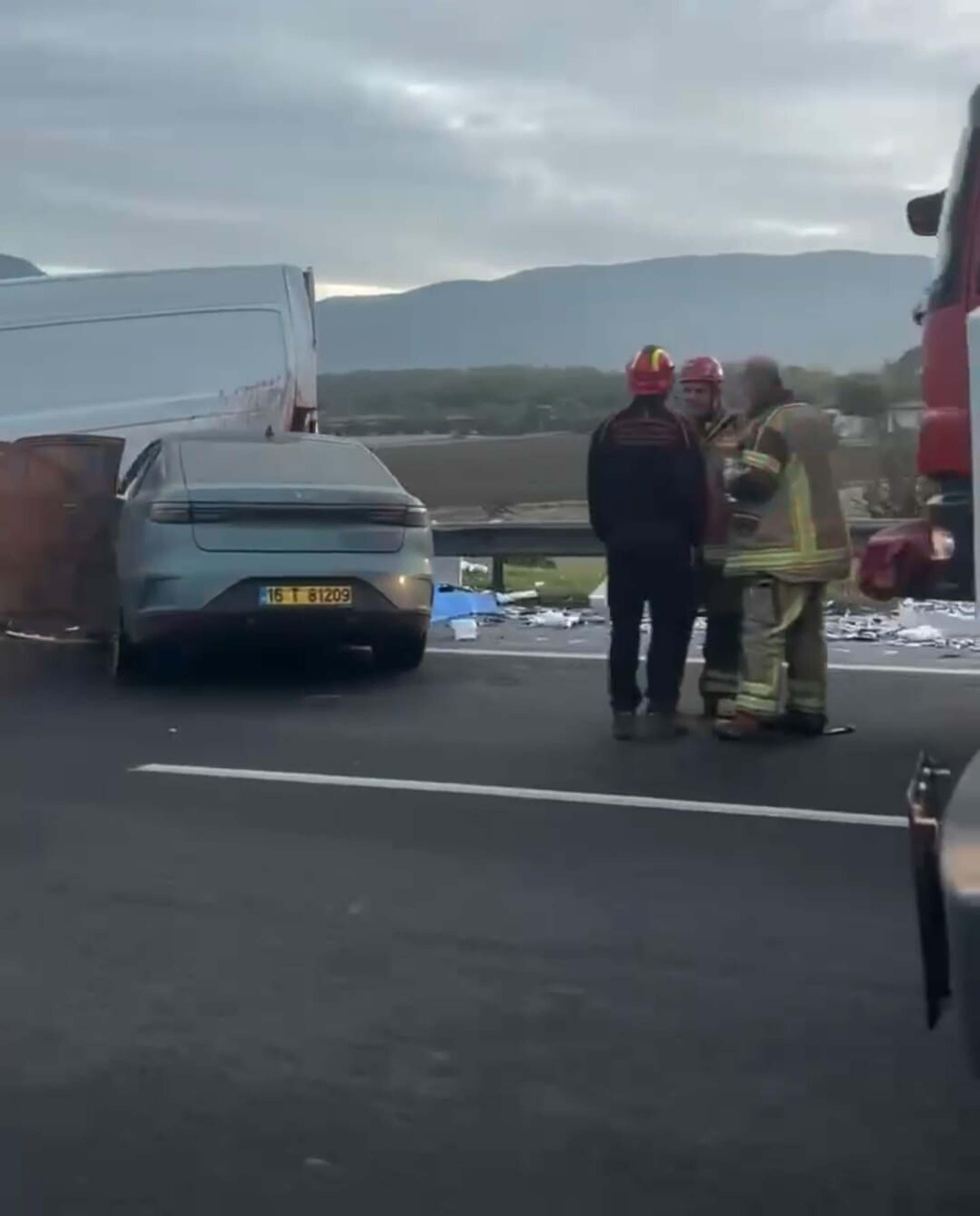 İzmir- Otomobil, patlayan lastiği değiştirmeye çalışanlara çarptı: 1 ölü, 4 yaralı  - Görsel 2