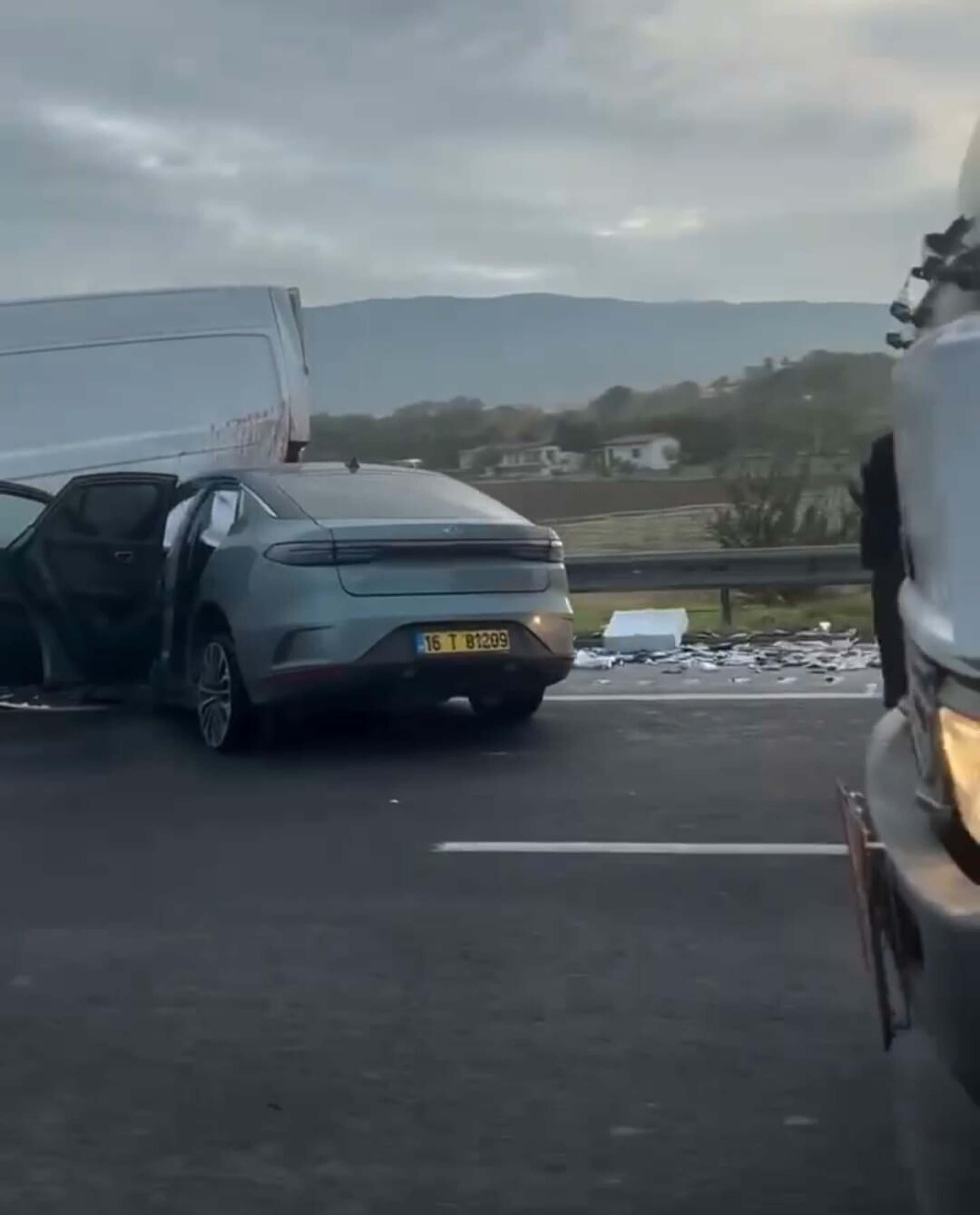 İzmir- Otomobil, patlayan lastiği değiştirmeye çalışanlara çarptı: 1 ölü, 4 yaralı  - Görsel 3