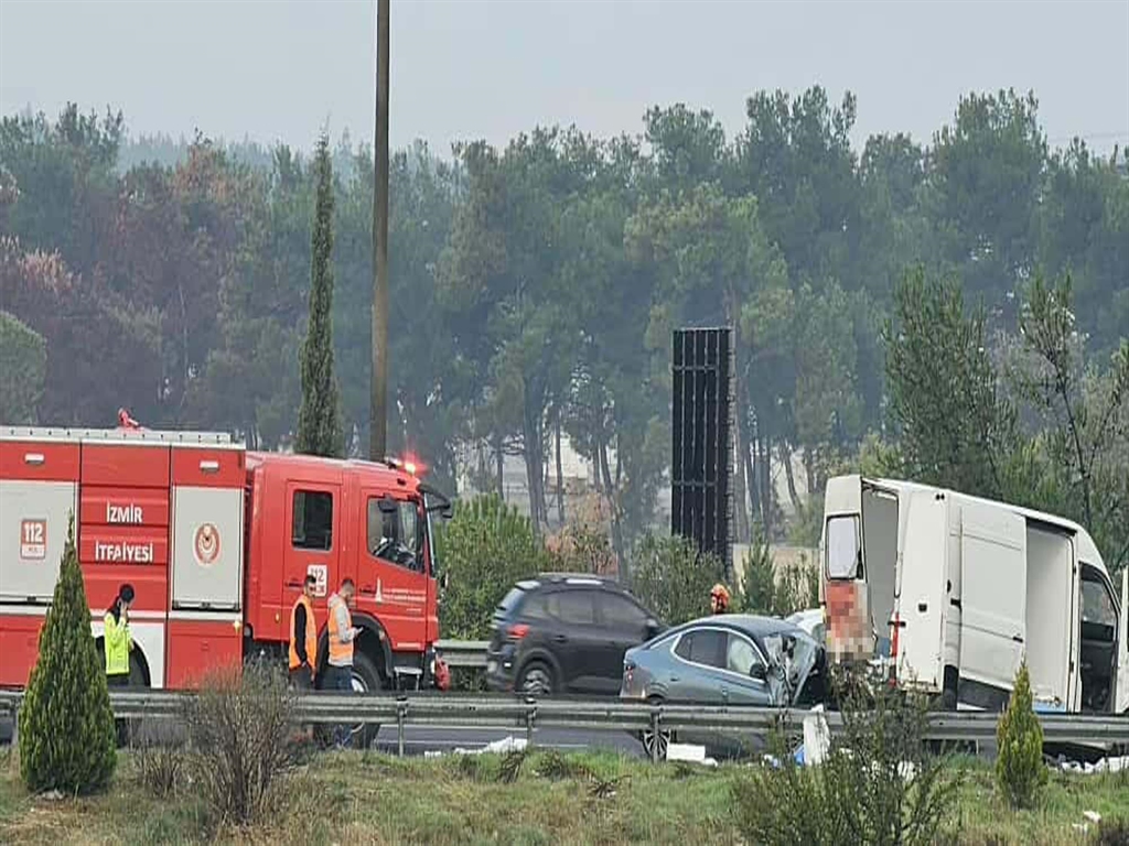 İzmir- Otomobil, patlayan lastiği değiştirmeye çalışanlara çarptı: 1 ölü, 4 yaralı  - Görsel 4