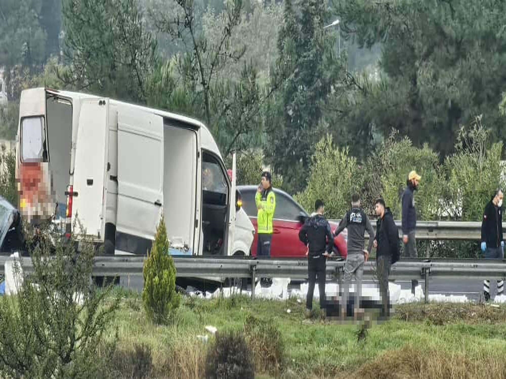 İzmir- Otomobil, patlayan lastiği değiştirmeye çalışanlara çarptı: 1 ölü, 4 yaralı  - Görsel 5