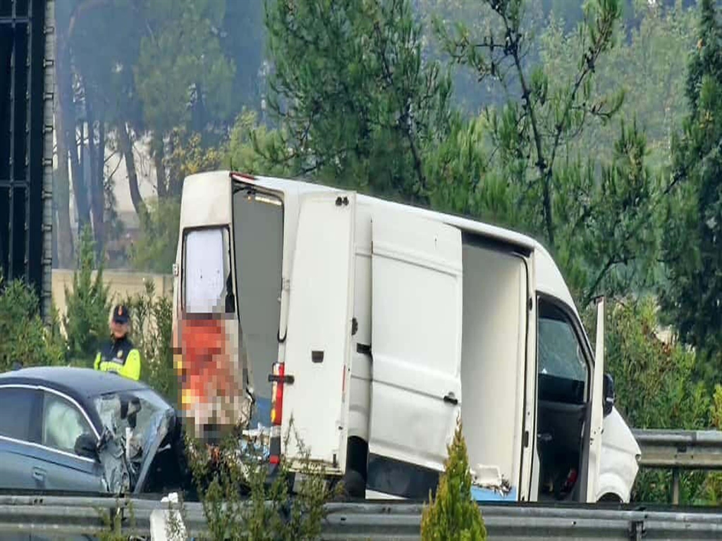 İzmir- Otomobil, patlayan lastiği değiştirmeye çalışanlara çarptı: 1 ölü, 4 yaralı  - Görsel 6
