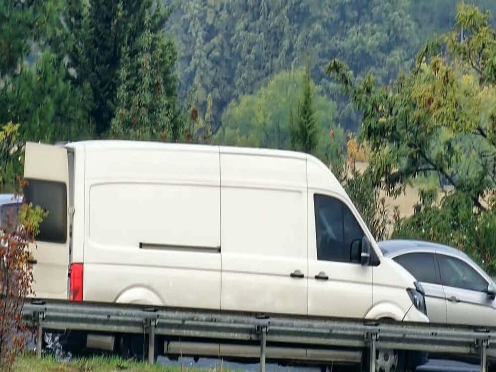 İzmir- Otomobil, patlayan lastiği değiştirmeye çalışanlara çarptı: 1 ölü, 4 yaralı  - Görsel 7