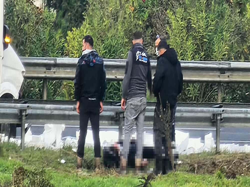İzmir- Otomobil, patlayan lastiği değiştirmeye çalışanlara çarptı: 1 ölü, 4 yaralı  - Görsel 8