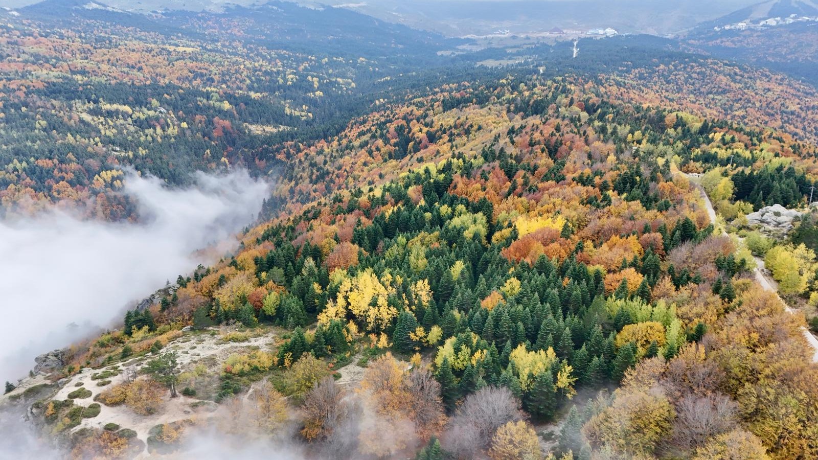 Sisle örtülü Uludağ’da sonbahar güzelliği dronla görüntülendi - Görsel 6
