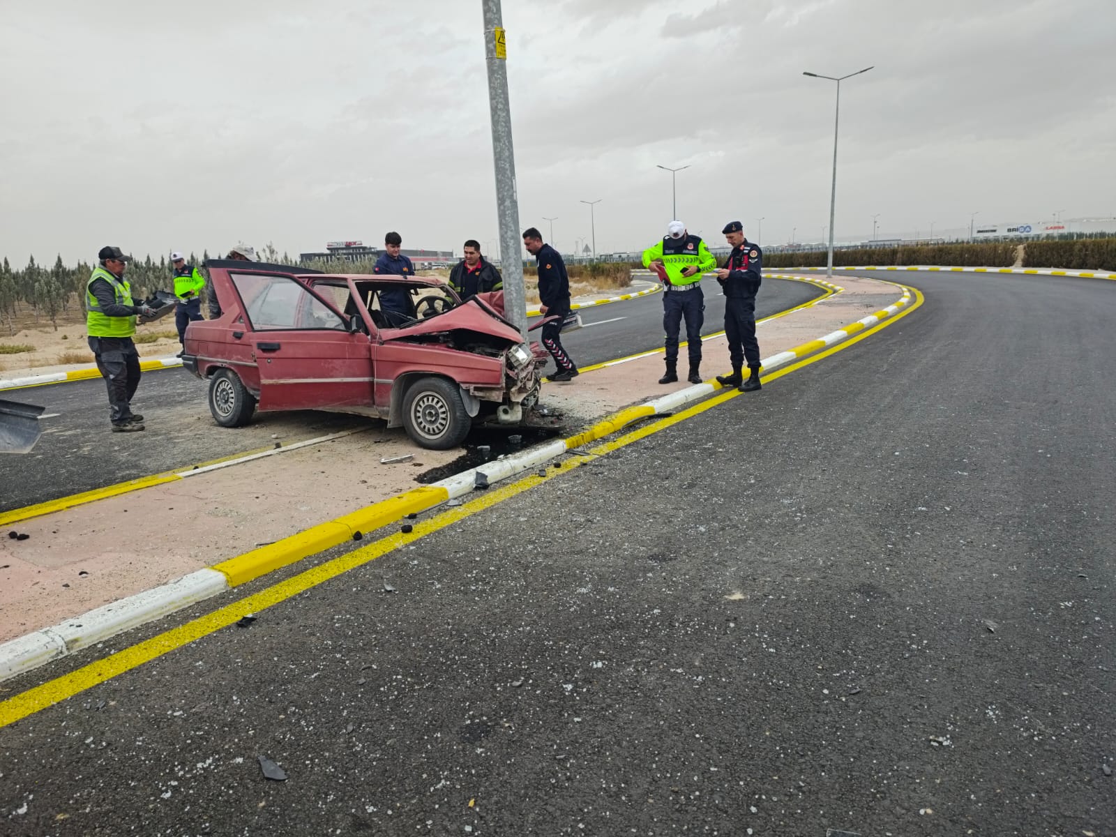 Aksarayda Aydınlatma direğine çarpan otomobilin sürücüsü öldü, eşi yaralandı - Görsel 1