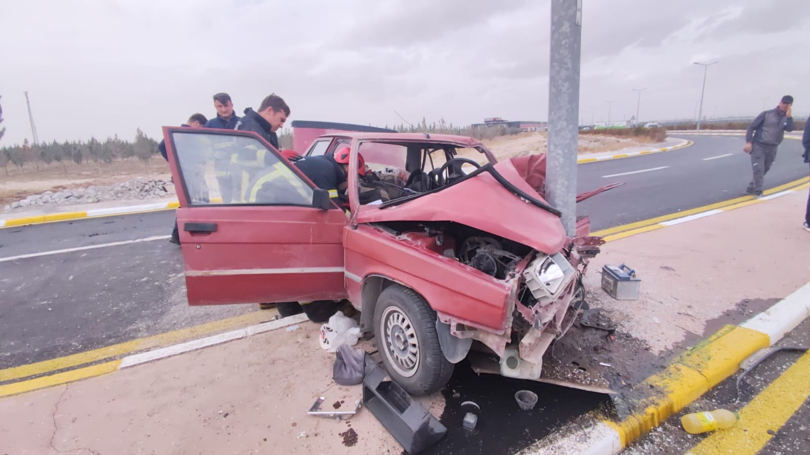 Aksarayda Aydınlatma direğine çarpan otomobilin sürücüsü öldü, eşi yaralandı - Görsel 2