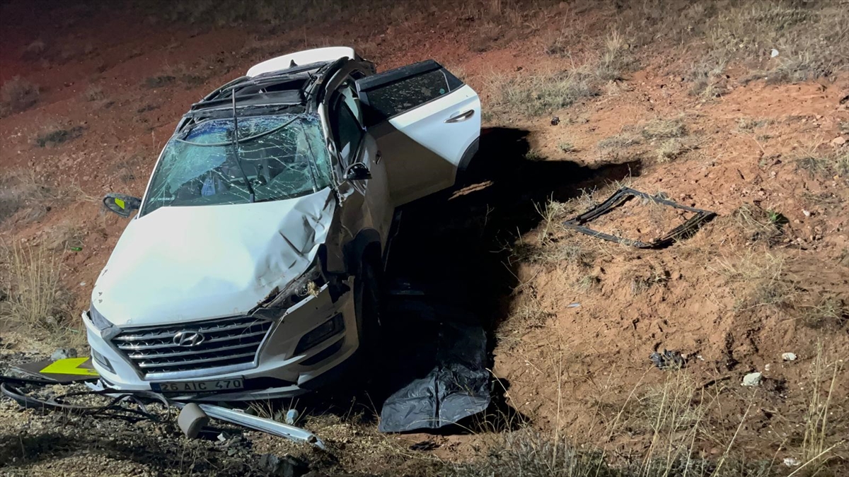 Eskişehir'de şarampole devrilen araçtaki 1 kişi öldü, 4 kişi yaralandı - Görsel 1