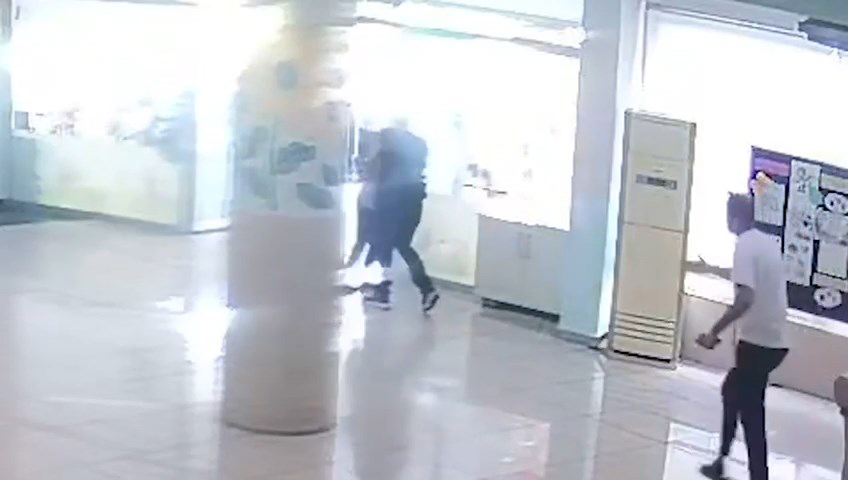 Antalya- Öğretmene tokat atan veli tutuklandı; saldırı anı kamerada - Görsel 1