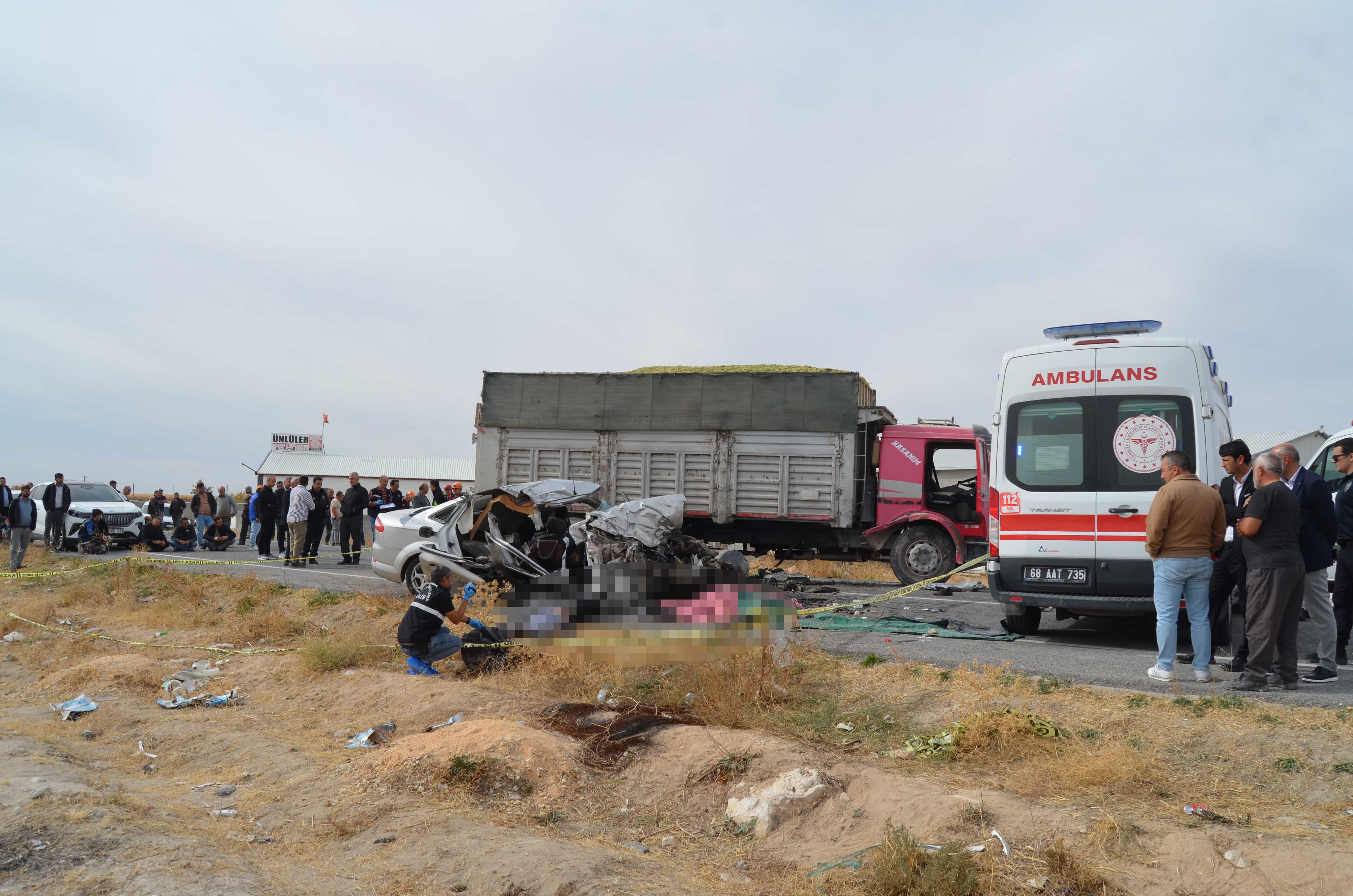 Aksaray'da katliam  gibi kaza ; kamyonla çarpışan otomobildeki 3 kardeş öldü - Görsel 1