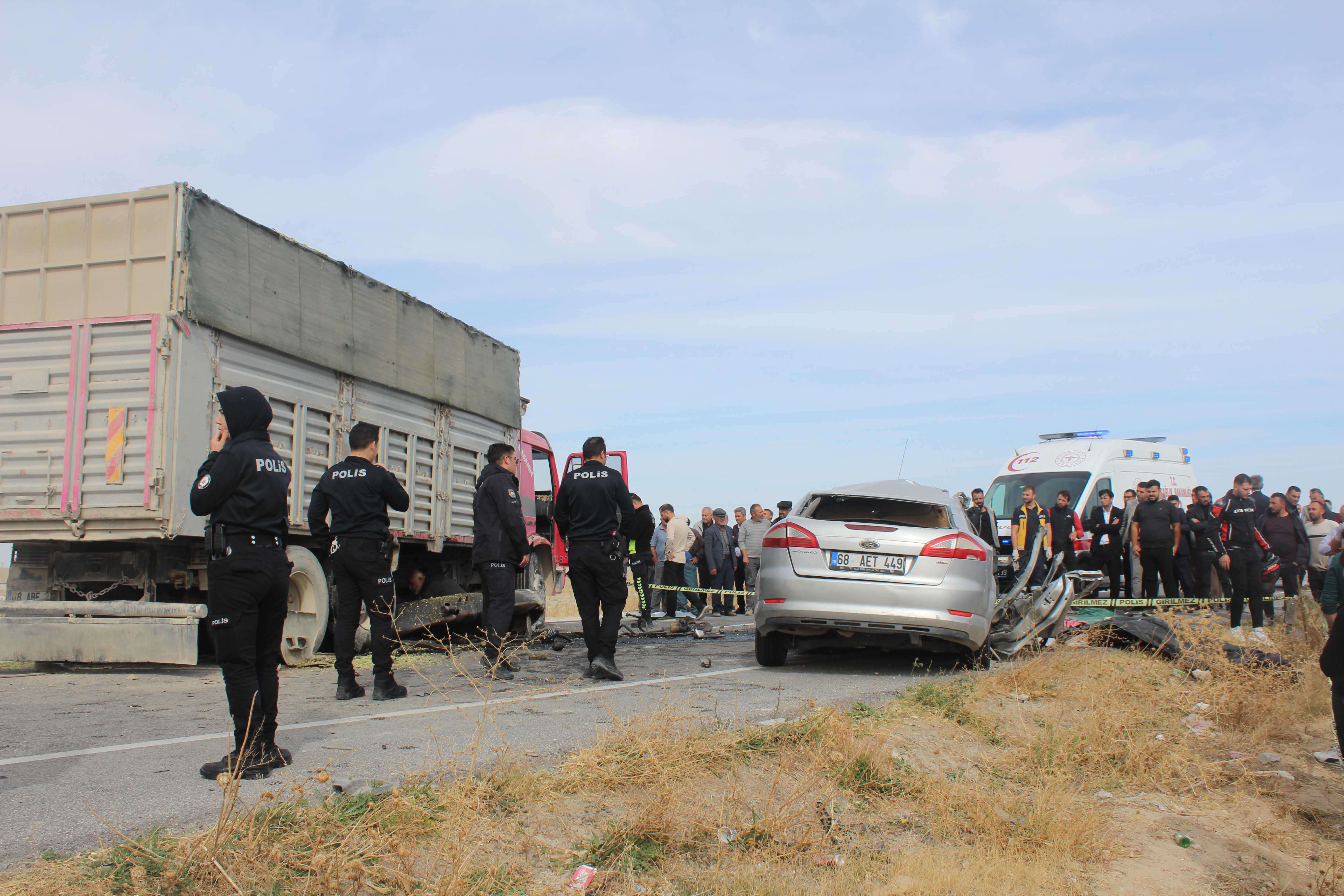 Aksaray'da katliam  gibi kaza ; kamyonla çarpışan otomobildeki 3 kardeş öldü - Görsel 8