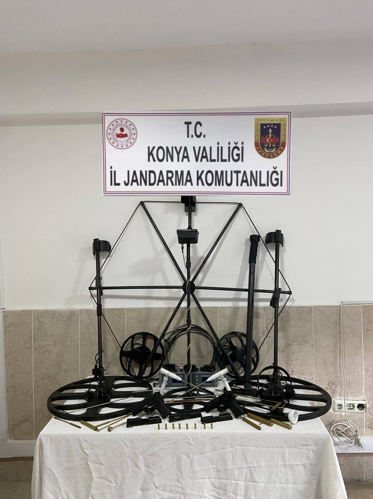 Konya'da Jandarmadan Tarihi Eser ve Uyuşturucu Operasyonu: Çok Sayıda Tarihi Eser ve Uyuşturucu Maddelere El Konuldu - Görsel 1