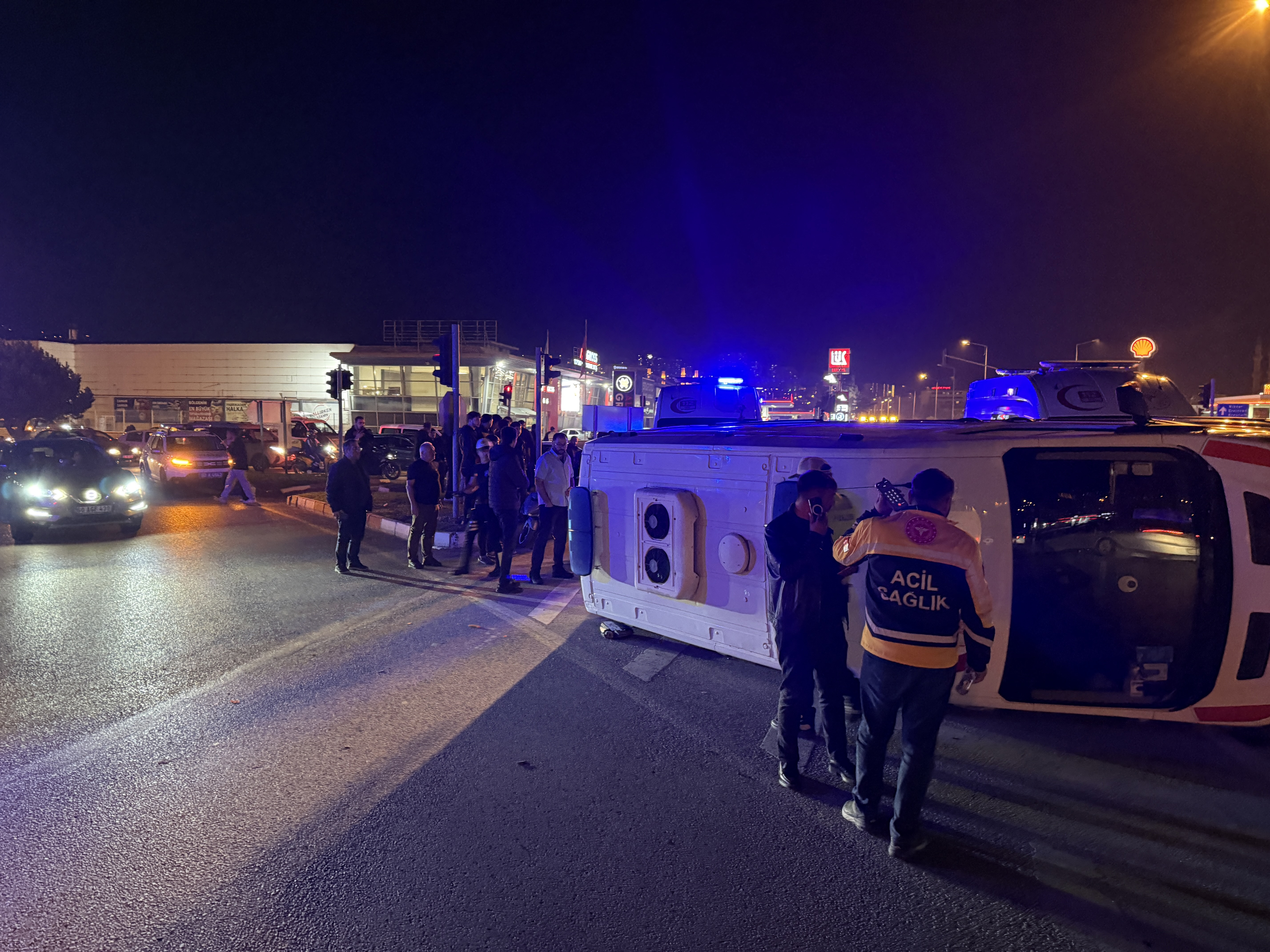 Tokat-Ambulans ciple çarpıştı, 3 sağlık personeli yaralı - Görsel 3