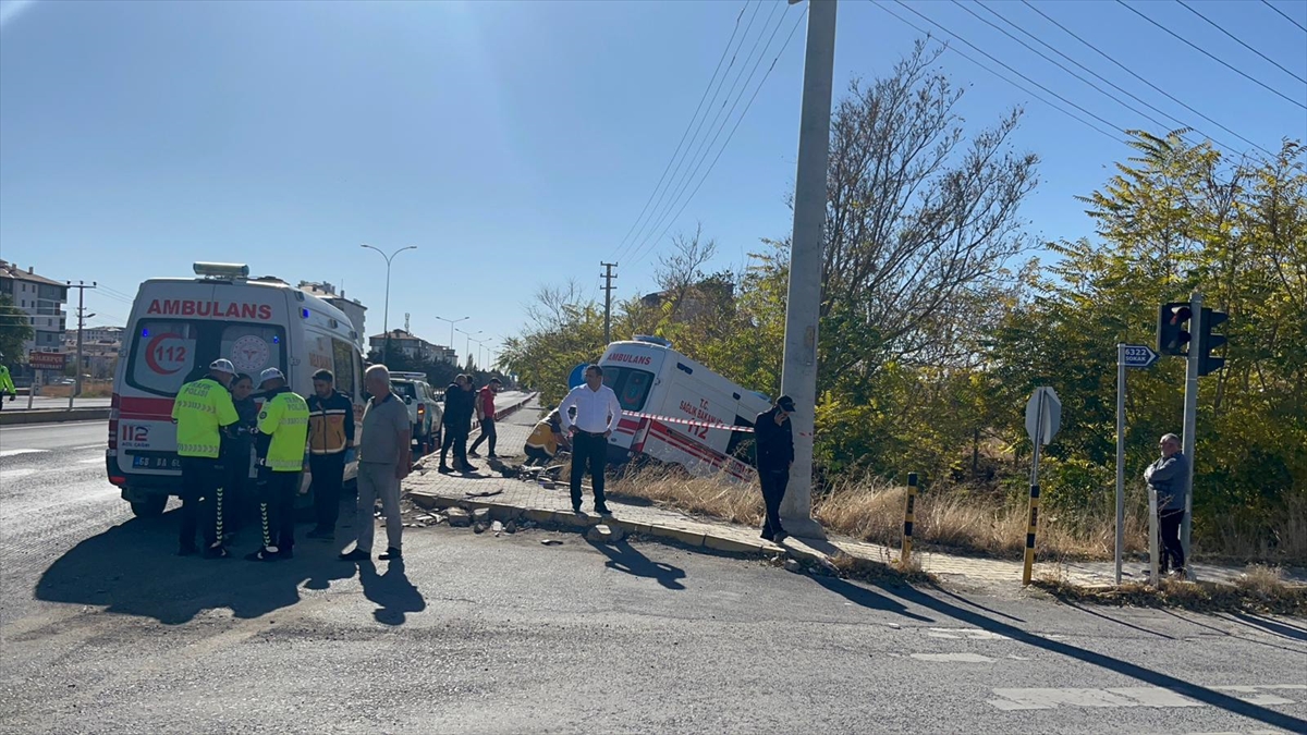 Aksaray'da ambulans ile otomobilin çarpışması sonucu 4 kişi yaralandı - Görsel 1