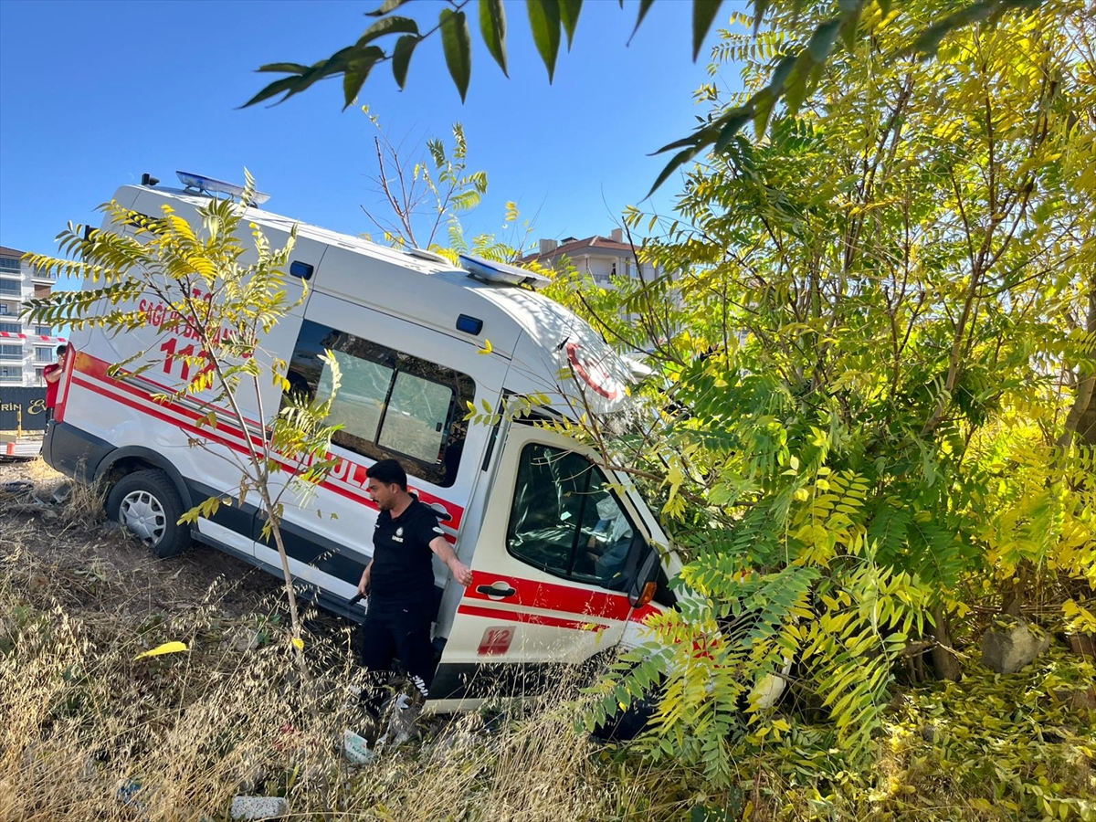 Aksaray'da ambulans ile otomobilin çarpışması sonucu 4 kişi yaralandı - Görsel 4
