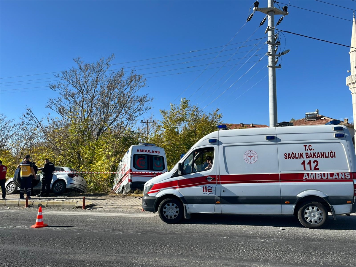 Aksaray'da ambulans ile otomobilin çarpışması sonucu 4 kişi yaralandı - Görsel 5