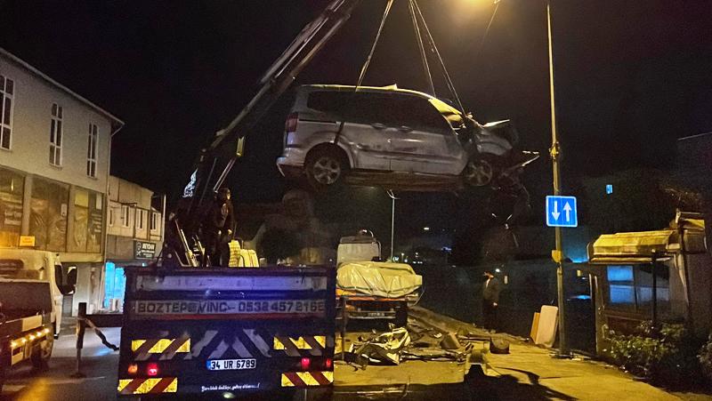 İstanbul - Sultanbeyli’de polisin 'dur' ihtarına uymayan sürücü, TIR'a çarptı: 1 ölü, 2 yaralı - Görsel 1