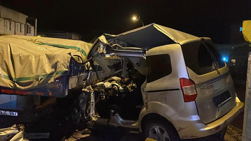 İstanbul - Sultanbeyli’de polisin 'dur' ihtarına uymayan sürücü, TIR'a çarptı: 1 ölü, 2 yaralı - Görsel 2