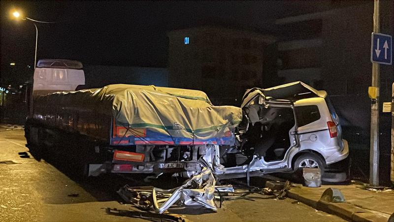 İstanbul - Sultanbeyli’de polisin 'dur' ihtarına uymayan sürücü, TIR'a çarptı: 1 ölü, 2 yaralı - Görsel 3