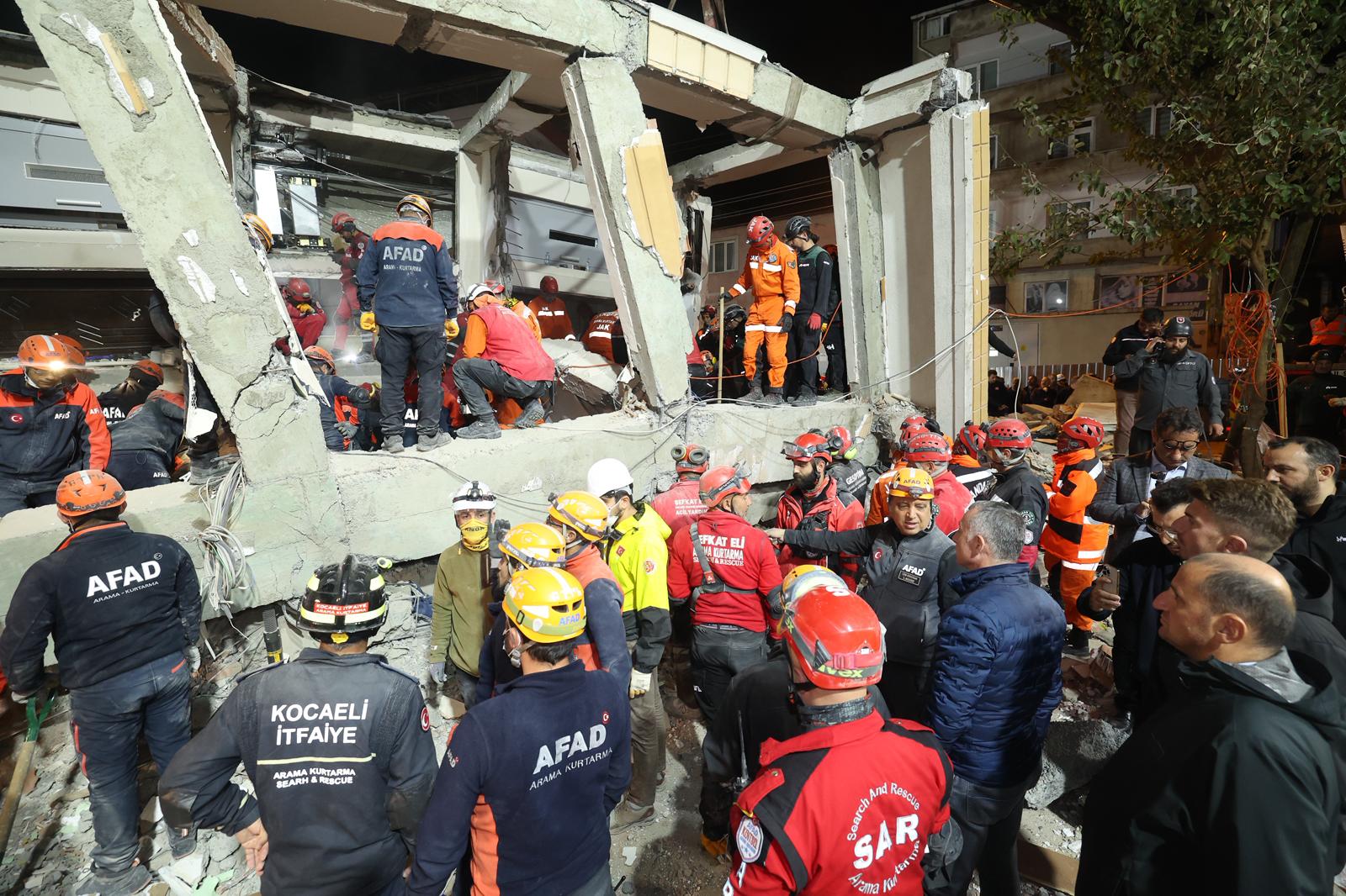 Gebze’deki enkazda anne babanın da cansız bedenlerine ulaşıldı: 5 kişilik aileden 1’i sağ kurtarıldı - Görsel 1